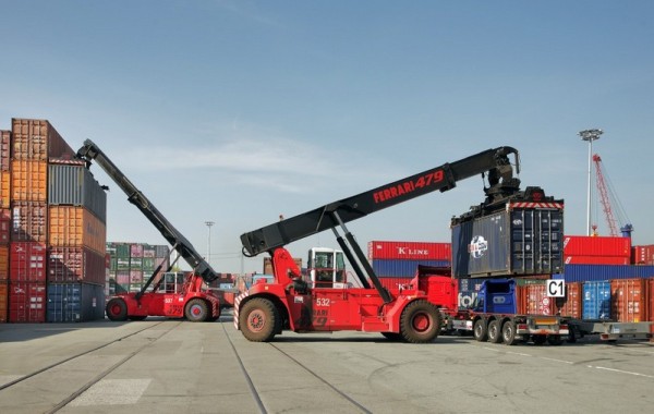 Spezialtransport von Reach Stacker