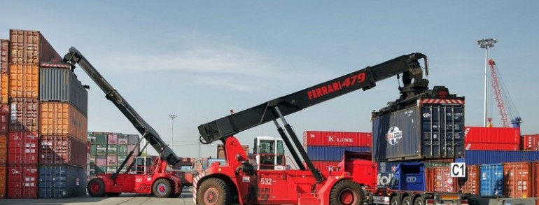 Spezialtransport von Reach Stacker