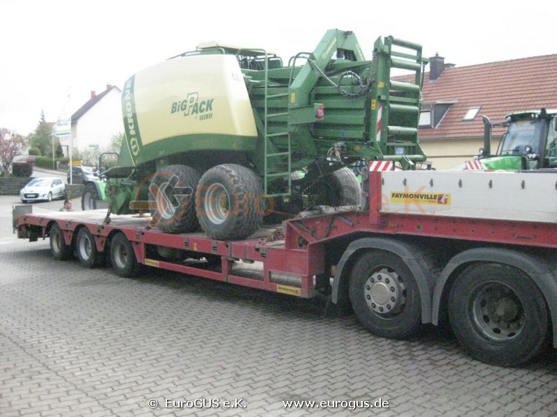 Landmaschinentransport einer KRONE Großpackenpresse BigPack 890 XC